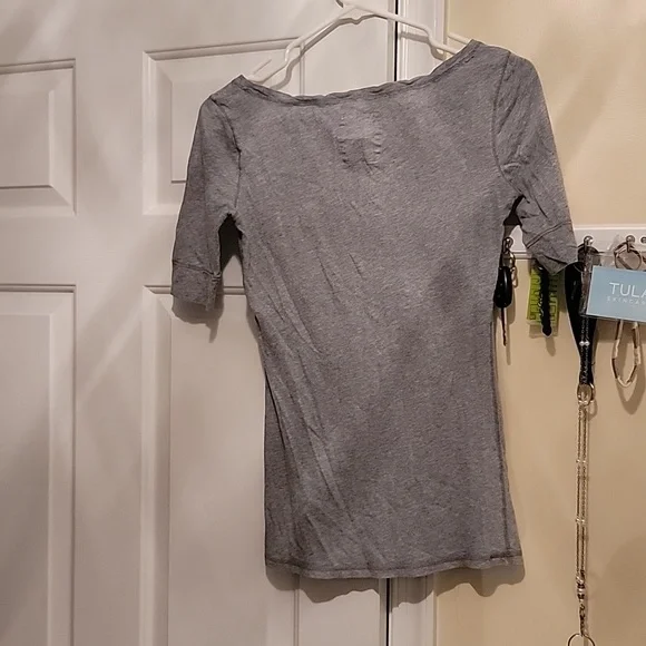 ☀️ Hollister gray top. Size medium - Picture 3 of 6